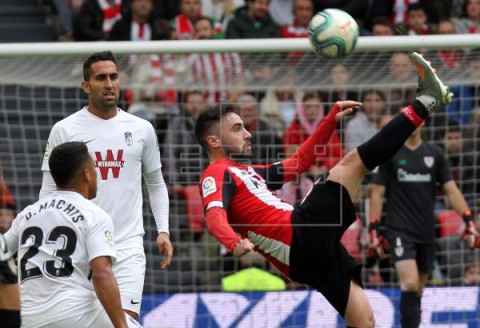 FÚTBOL ATHLETIC Unai López, al lado de Dani García y Carrasco junto a Diego Costa