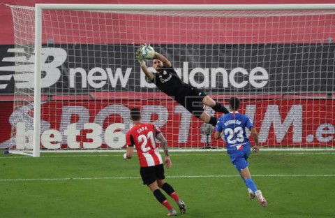 FÚTBOL ATHLETIC Unai Simón renueva hasta 2025 el día de su estreno en la selección