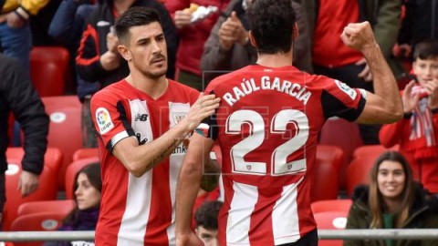 FÚTBOL ATHLETIC-GRANADA 2-0. Raúl García y Yuri fortalecen al Athletic en la zona europea