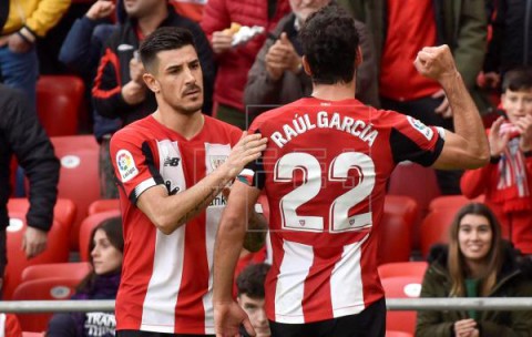 FÚTBOL ATHLETIC-GRANADA 2-0. Raúl García y Yuri fortalecen al Athletic en la zona europea