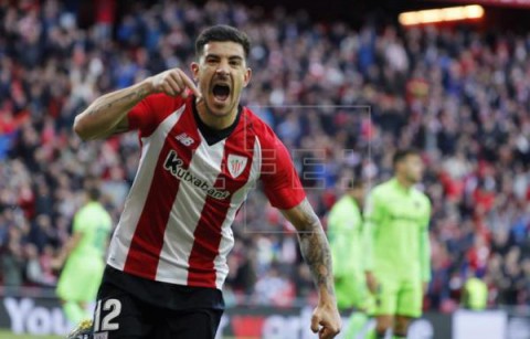 FÚTBOL ATHLETIC-LEVANTE 3-2. Un penalti de Muniain en el descuento mantiene la escalada del Athletic
