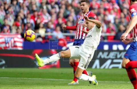 FÚTBOL ATLÉTICO DE MADRID Lucas, lesionado en la rodilla derecha tras el derbi