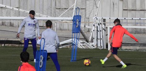 FÚTBOL ATLÉTICO DE MADRID Simeone baraja opciones en el centro del campo para visitar al Sevilla