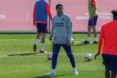FÚTBOL ATLÉTICO DE MADRID Simeone insiste en el once para Anoeta, con la alternativa de Lemar