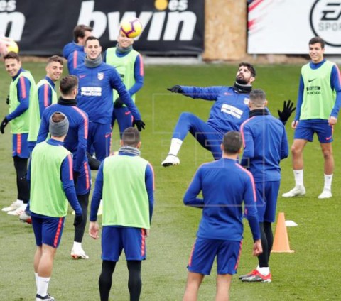 FÚTBOL ATLÉTICO DE MADRID Simeone insiste en su idea del once y Costa sufre una torcedura de tobillo