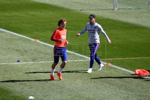 FÚTBOL ATLÉTICO DE MADRID Simeone prueba con Griezmann en el once para Valencia