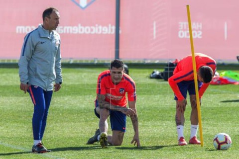 FÚTBOL ATLÉTICO DE MADRID Simeone prueba un once con Giménez de medio centro