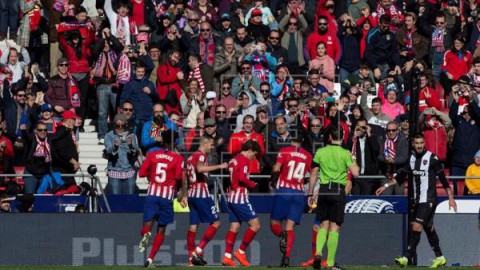 FÚTBOL ATLÉTICO DE MADRID-LEVANTE  1-0. El Atlético insiste en la Liga