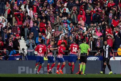FÚTBOL ATLÉTICO DE MADRID-LEVANTE  1-0. El Atlético insiste en la Liga