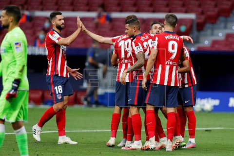 FÚTBOL ATLÉTICO MADRID Correa y Vrsaljko, únicos positivos; el Atlético viaja el martes a Lisboa