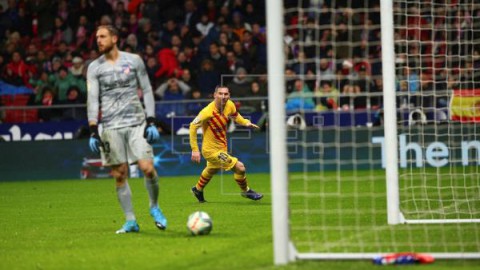 FÚTBOL ATLÉTICO MADRID-BARCELONA 0-1. Messi es el líder