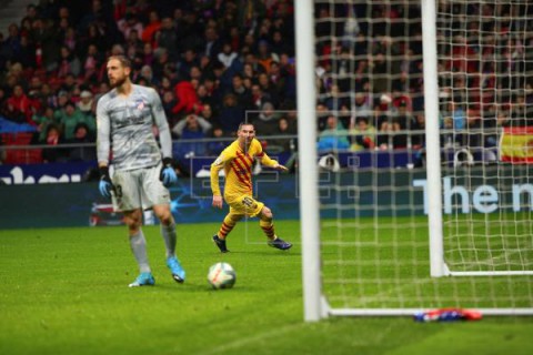 FÚTBOL ATLÉTICO MADRID-BARCELONA 0-1. Messi es el líder