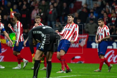 FÚTBOL ATLÉTICO MADRID-OSASUNA 2-0. El Atlético se reactiva en la Liga