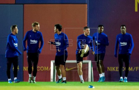 FÚTBOL BARCELONA Entrenamiento bajo mínimos con once ausencias