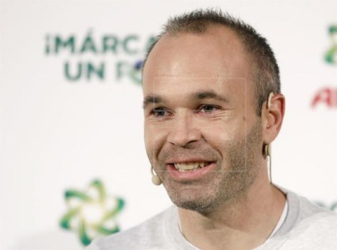 FÚTBOL BARCELONA Iniesta: `No hay que matar a Dembélé, hay que solucionarlo`