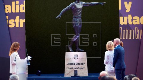 FÚTBOL BARCELONA La estatua de Johan Cruyff ya luce en la explanada del Camp Nou