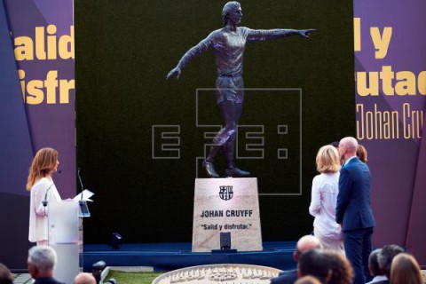 FÚTBOL BARCELONA La estatua de Johan Cruyff ya luce en la explanada del Camp Nou