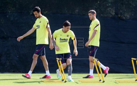 FÚTBOL BARCELONA Messi, con una `pequeña contractura`, sigue sin entrenarse con el grupo