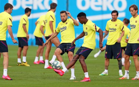 FÚTBOL BARCELONA Messi salta al césped en el entrenamiento del Barcelona en el Camp Nou