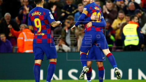 FÚTBOL BARCELONA-ALAVÉS 4-1. El Barça cierra el año con una goleada y Messi de desatascador