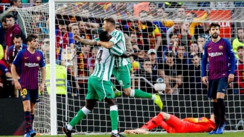 FÚTBOL BARCELONA-BETIS  3-4. El Betis asalta el Camp Nou y aprieta la Liga