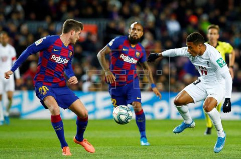 FÚTBOL BARCELONA-GRANADA Empate sin goles al descanso del debut de Quique Setién