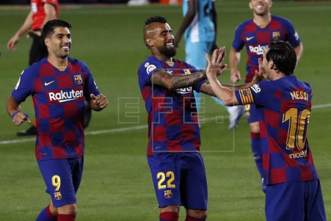 FÚTBOL BARCELONA-LEGANÉS 2-0. Ansu despierta al Barça y Messi remata un mal partido