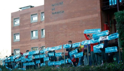 FÚTBOL BARCELONA-REAL MADRID Activistas de Tsunami cortan la Diagonal frente al hotel de Barça y Madrid