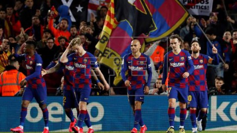 FÚTBOL BARCELONA-REAL SOCIEDAD 1-0. El Barça rescata el liderato con un penalti de VAR