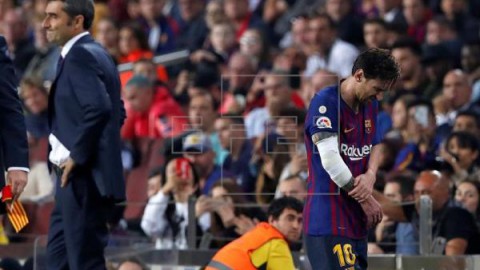 FÚTBOL BARCELONA-SEVILLA Messi se lesiona el brazo derecho y es sustituido en el minuto 26