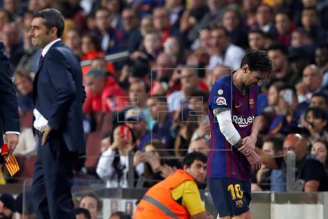 FÚTBOL BARCELONA-SEVILLA Messi se lesiona el brazo derecho y es sustituido en el minuto 26