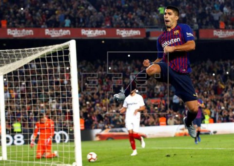 FÚTBOL BARCELONA-SEVILLA  4-2. El Barça recupera el liderato, pero pierde a Messi