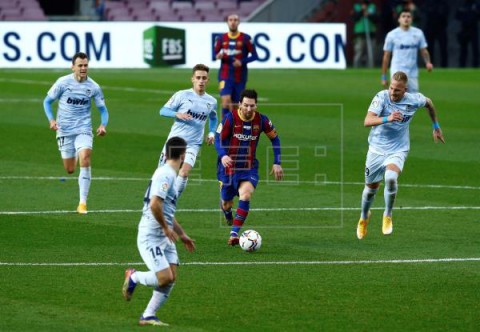 FÚTBOL BARCELONA-VALENCIA 2-2. El Valencia devuelve al Barça a su triste realidad