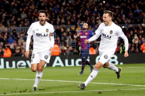 FÚTBOL BARCELONA-VALENCIA 2-2. El Valencia frena la racha del líder