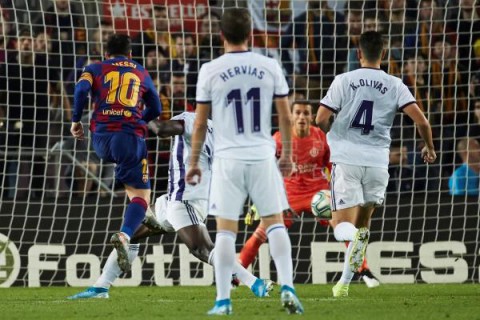 FÚTBOL BARCELONA-VALLADOLID 5-1. Messi devuelve al Barça el liderato