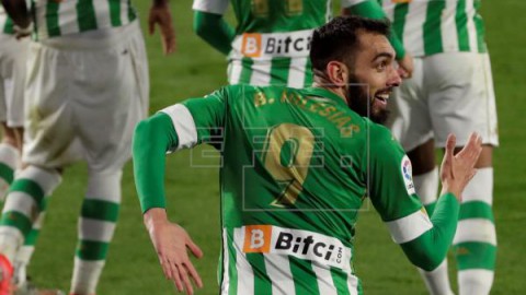 FÚTBOL BETIS-ALAVÉS 3-2. Una espectacular remontada del Betis deja al Alavés hundido
