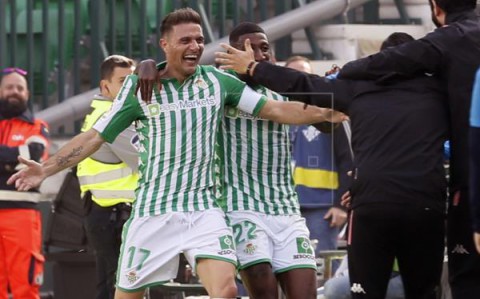 FÚTBOL BETIS-ATHLETIC Joaquín, con un triple, destroza al Athletic en la primera parte (3-1)