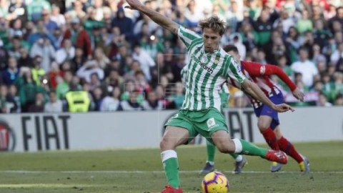FÚTBOL BETIS-ATLÉTICO DE MADRID 1-0. Canales, de penalti, frena al Atlético y mete al Betis en zona europea