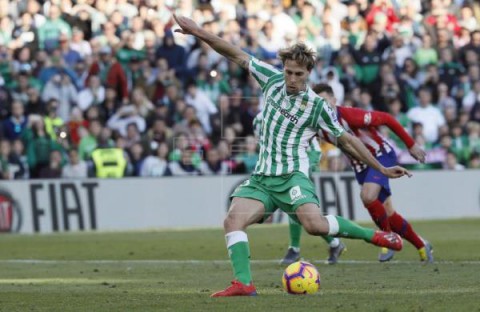 FÚTBOL BETIS-ATLÉTICO DE MADRID 1-0. Canales, de penalti, frena al Atlético y mete al Betis en zona europea