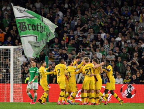 FÚTBOL BETIS-BARCELONA 2-3. El Barcelona, sin brillantez, se redime y aleja al Betis de Europa