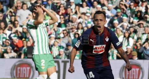 FÚTBOL BETIS-EIBAR 1-1. El Betis pincha en la despedida del año y revitaliza al Eibar