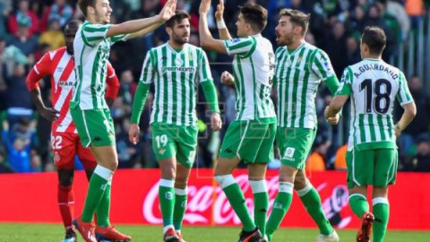 FÚTBOL BETIS-GIRONA 3-2. Un gol de penalti de Canales da el triunfo al Betis en el tiempo añadido