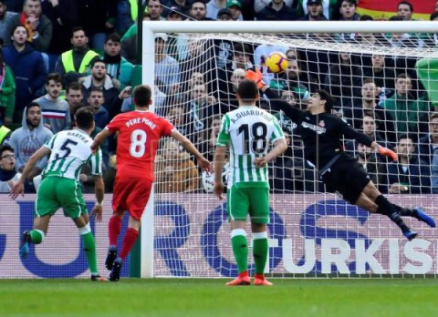 FÚTBOL BETIS-GIRONA El Girona remonta y se va con ventaja al descanso (1-2)