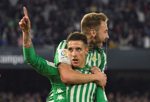 FÚTBOL BETIS-REAL MADRID 2-1. El Real Madrid pierde el liderato y el Betis se rehabilita