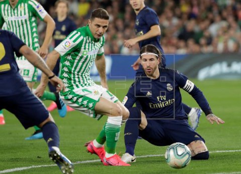 FÚTBOL BETIS-REAL MADRID El brasileño Sidnei y el francés Benzema ponen un 1-1 al descanso