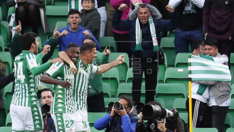 FÚTBOL BETIS-REAL SOCIEDAD 3-0. El Betis inicia bien el camino hacia Europa ante una irreconocible Real