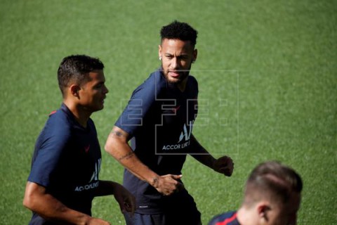 FÚTBOL BRASIL Neymar y Thiago Silva celebran título de liga francesa confinados en Brasil