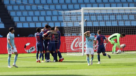 FÚTBOL CELTA-ATLÉTICO MADRID 0-2. Luis Suárez relanza al Atlético