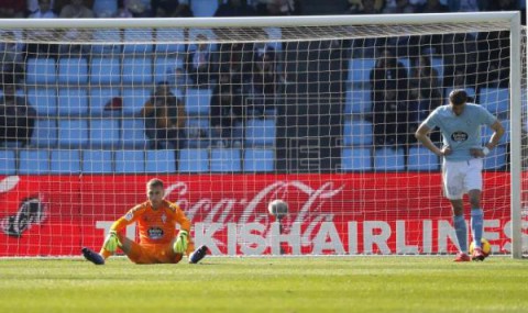 FÚTBOL CELTA-LEVANTE 1-4. El Levante golea en Balaídos y agrava la crisis del Celta