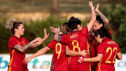 FÚTBOL COPA ALGARVE 2-0. Jenni Hermoso sella el triunfo de la selección española en su debut